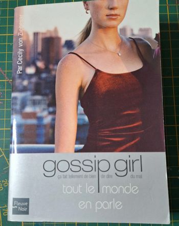 Livre gossip girl "tout le monde en parle" en très bon état