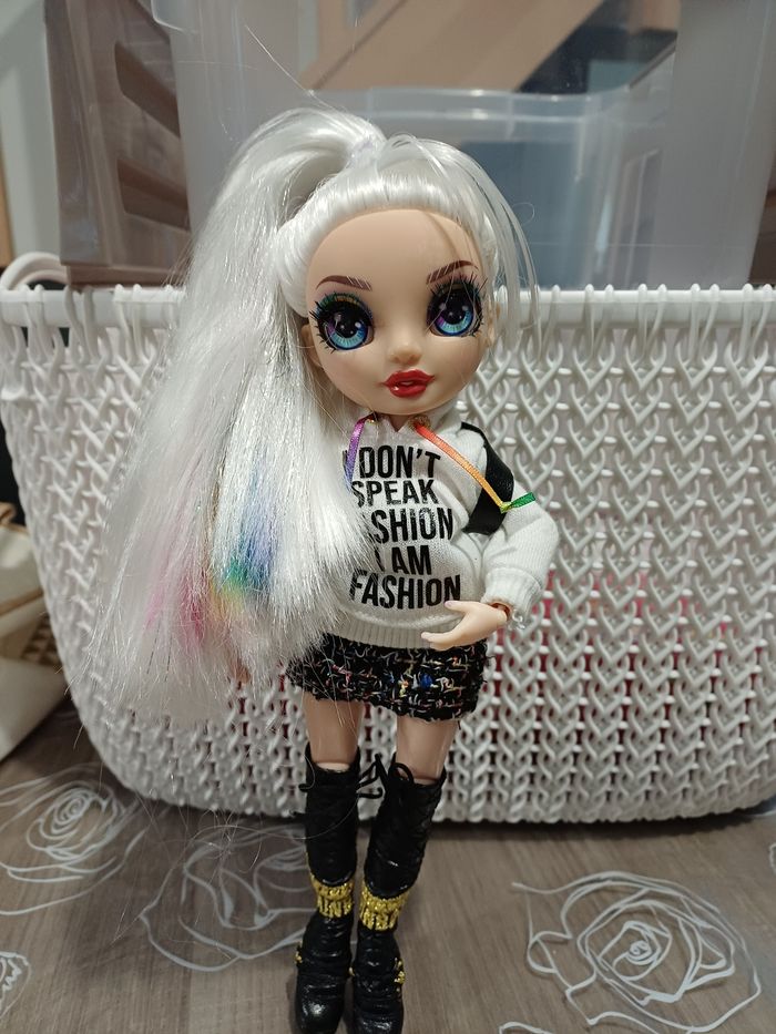 Poupée Rainbow high junior Amaya
