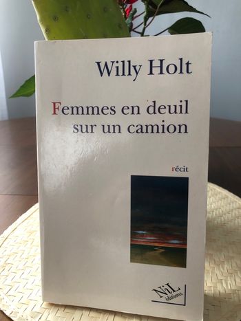 Femmes en deuil sur un camión - Willy Holt 