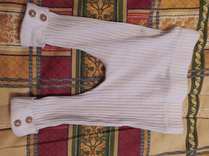 Il y a robe de 1 mois un pantalon de 3 mois et un de 1 mois et des body de 1 mois et 0 mois et un manteau de 1 mois - photo numéro 3