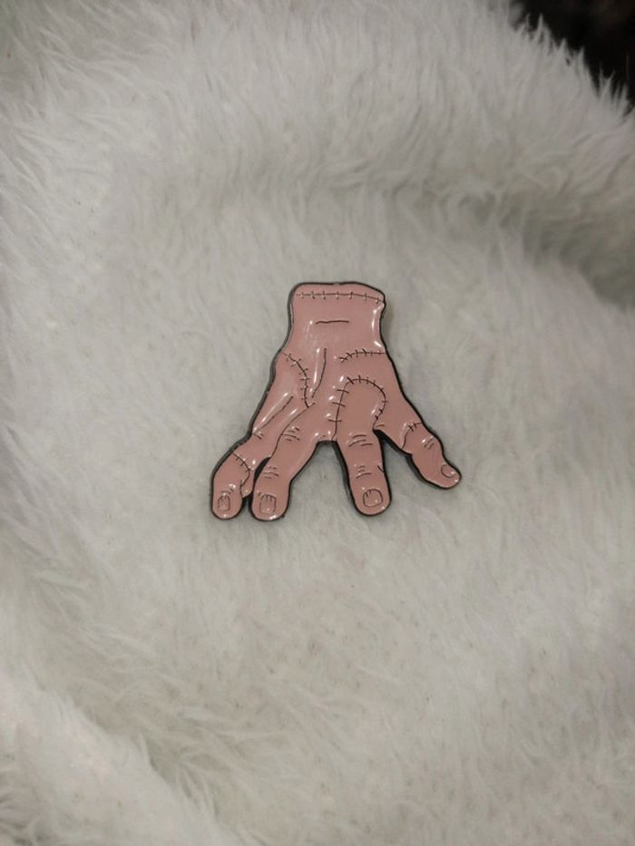 Pins " La chose " La famille Addams - photo numéro 2