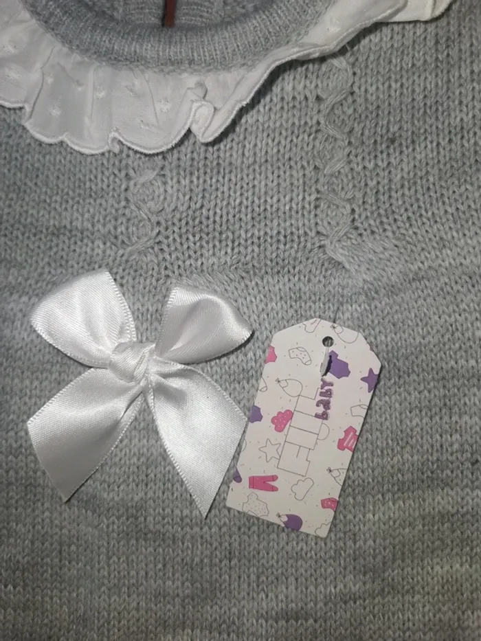 Pull gris en maille bébé. - photo numéro 2