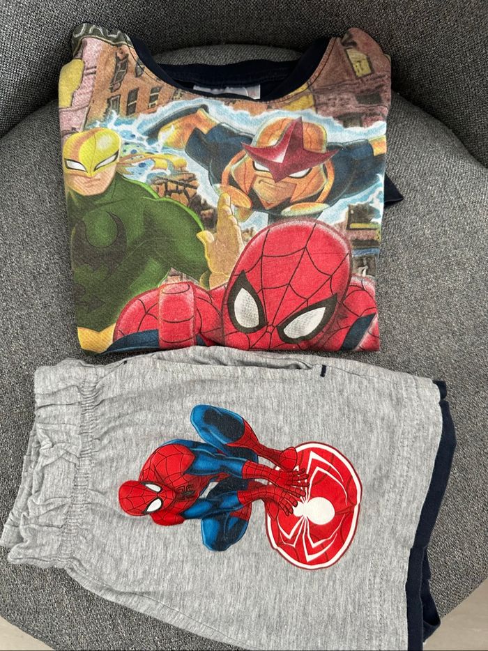 Ensemble short T-shirt manches courtes marine /rouge Marvel Spiderman 4 ans très bon état