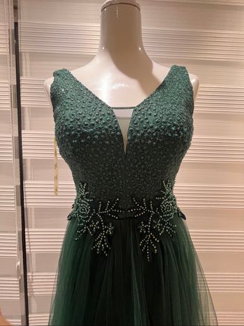 Robe de soirée longue en full vert foncé avec broderies et perles élégantes
