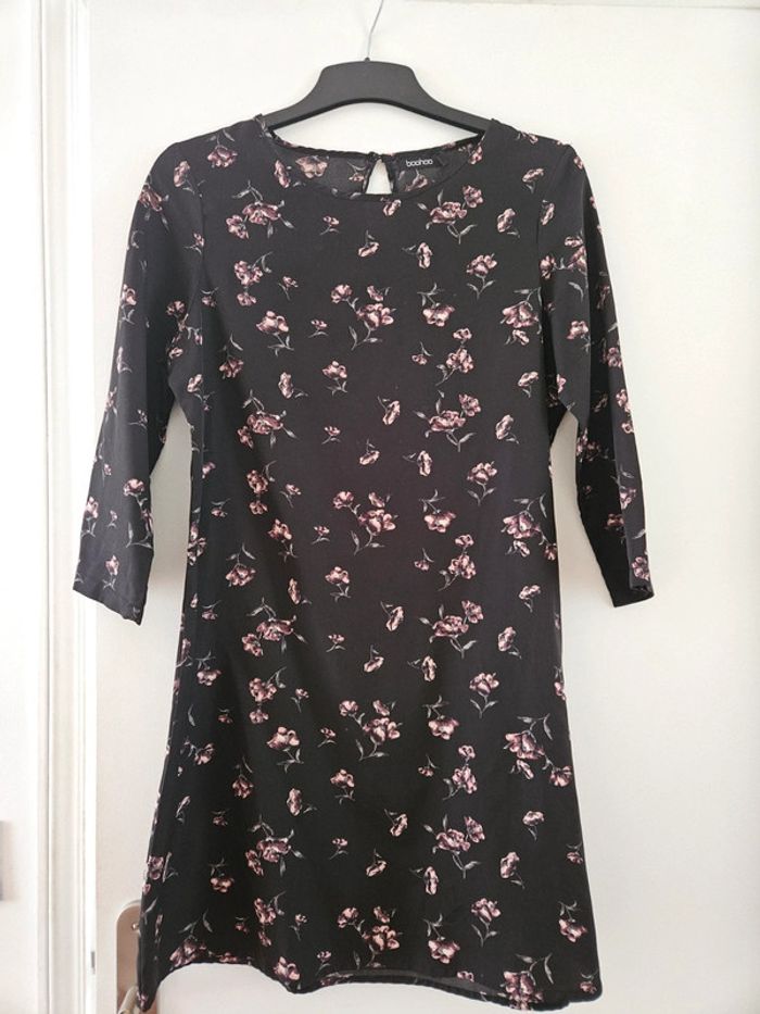 Robe fluide noire à fleurs