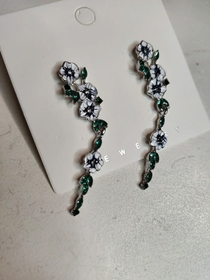 Boucles d'oreilles pendantes fleurs - photo numéro 2