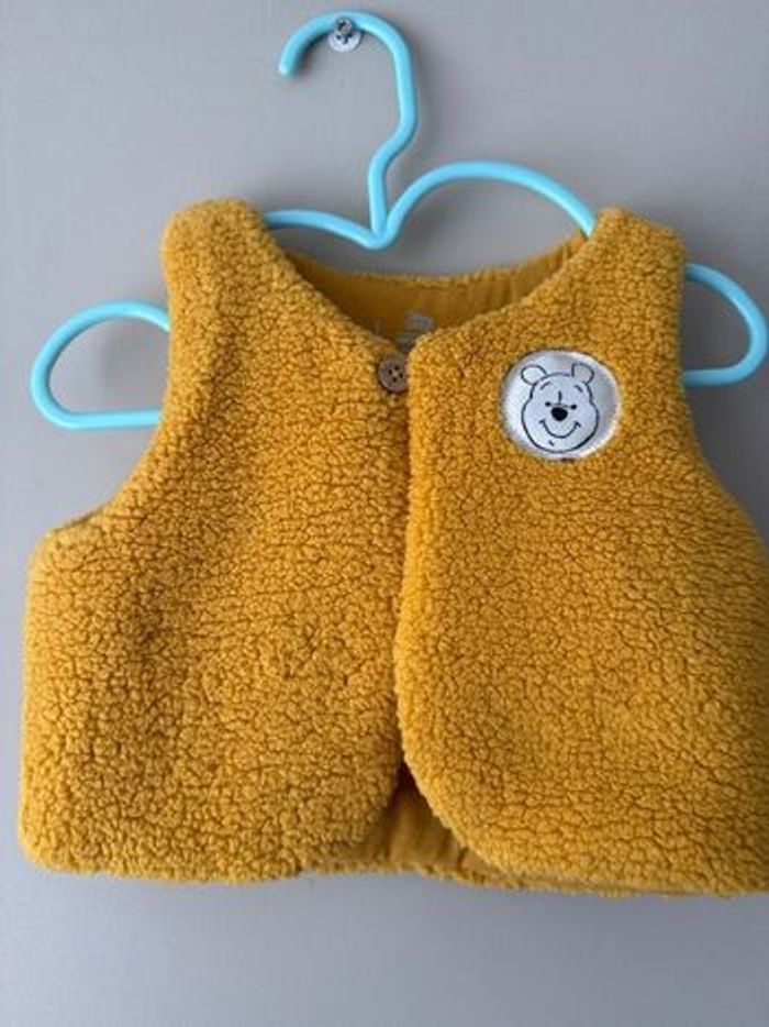 Gilet sans manche Winnie l’ourson - bébé 9 mois - très bon état - Disney