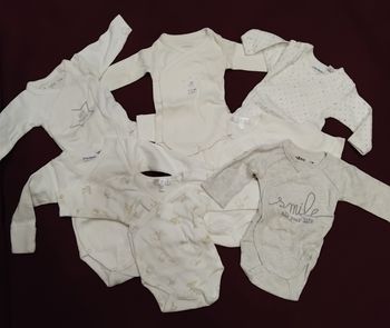 Lot de 7 bodies taille naissance et 1 mois