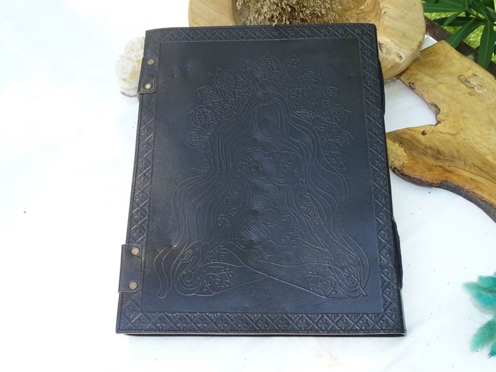 Grand grimoire cuir noir déesse 7 chakras - photo numéro 2