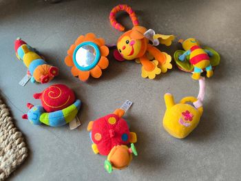 Lot jouets bébé