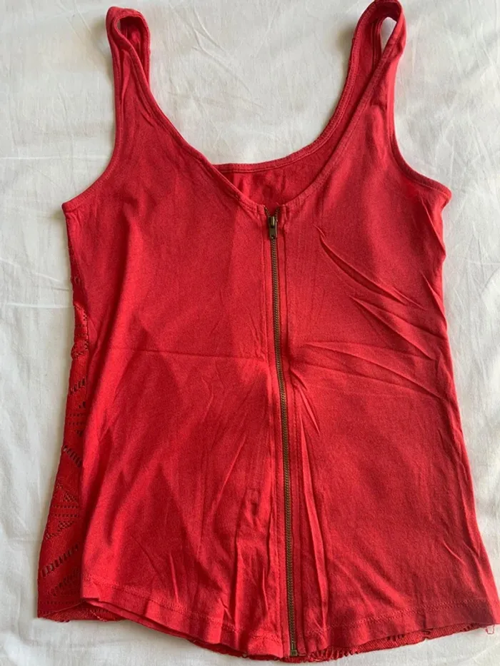 Débardeur rouge avec zip dans le dos - photo numéro 2