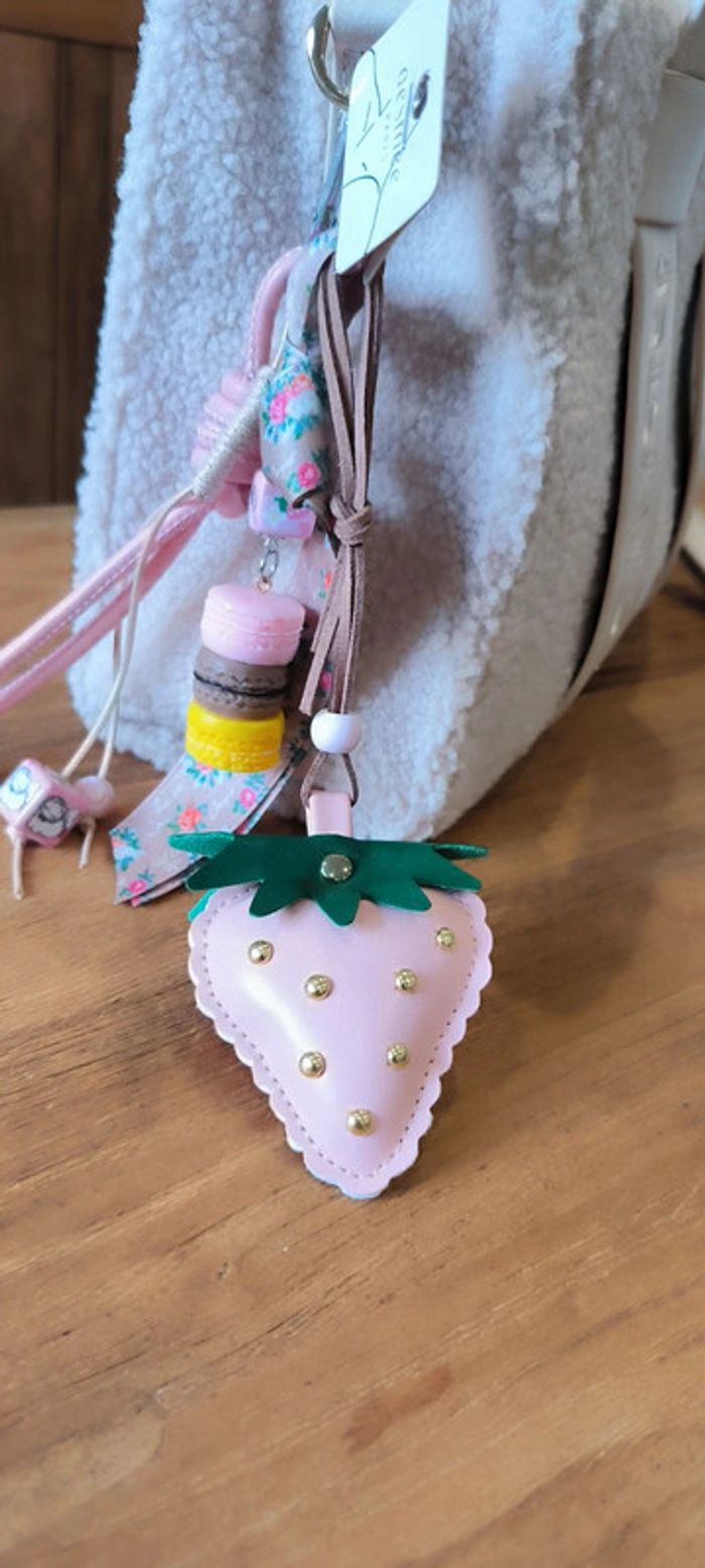Grigri de sac porte clés fraise macaron rose - photo numéro 3
