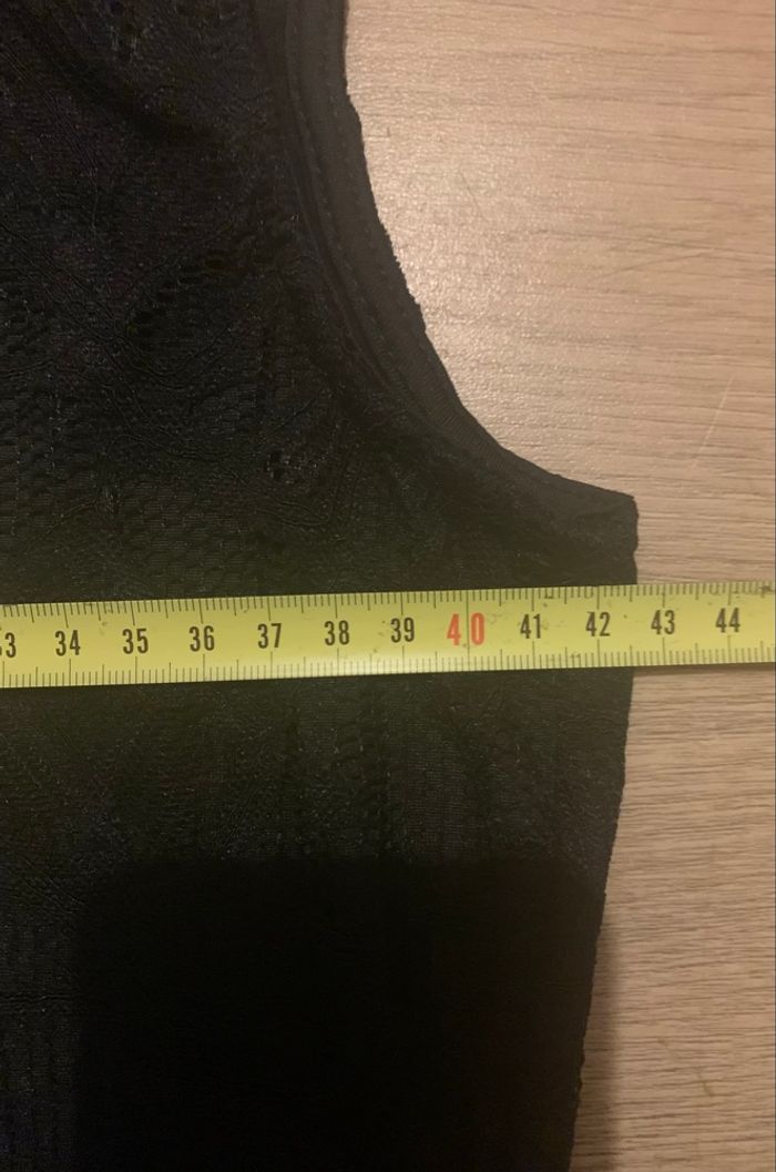 Beau top class et vintage taille 38 en dentelle noir et blanc - photo numéro 2
