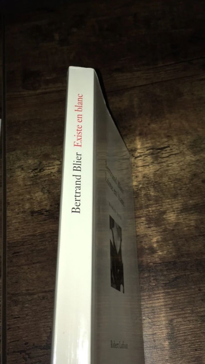 Existe en blanc - photo numéro 3