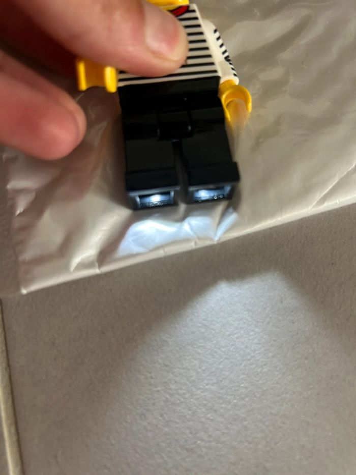 Porte-clefs lumière lego store paris - photo numéro 2