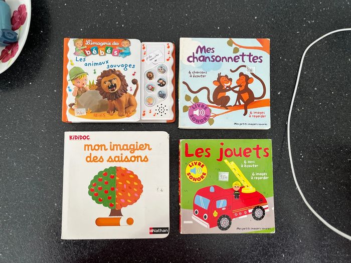 Un lot de quatre livres dont 3 sonores
