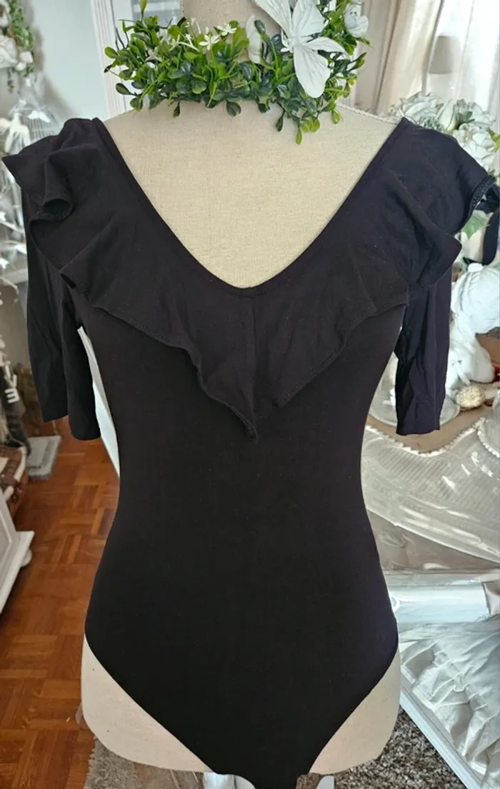 Body noir volanté H & M Taille S ( plutôt 38/40)Neuf - photo numéro 2