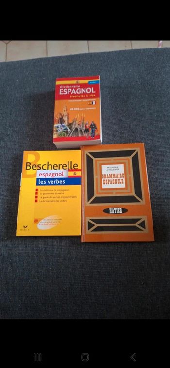 Lot livres d'espagnol comprennant 1 bescherelle 1 dictionnaire et 1 livre de grammaire 👻