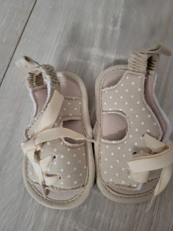 Sandales bébé fille beige à pois