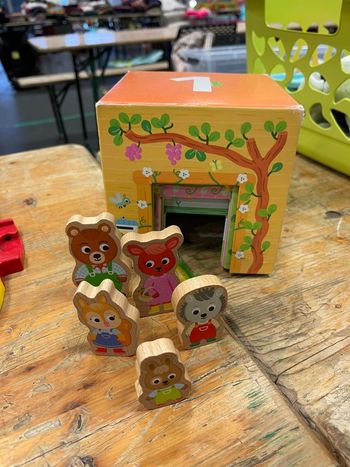 Cube a empilé plus personnage en bois