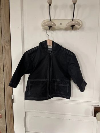 Imperméable, 18 mois