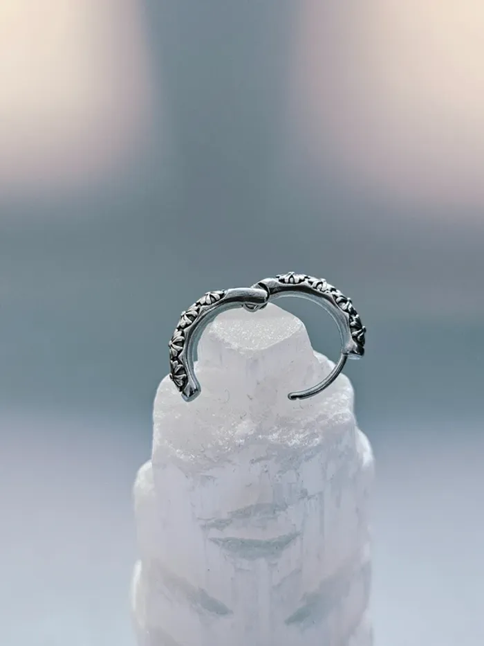 Boucle d’oreille créole acier inoxydable fleurs gravées - photo numéro 4