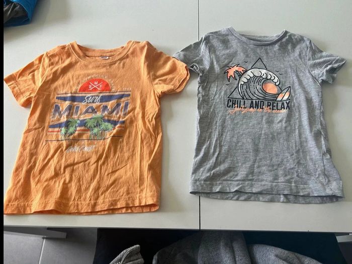 Deux tes shirts taille 3-4 ans