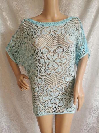 Top ajouré bleu turquoise. Taille M /L
