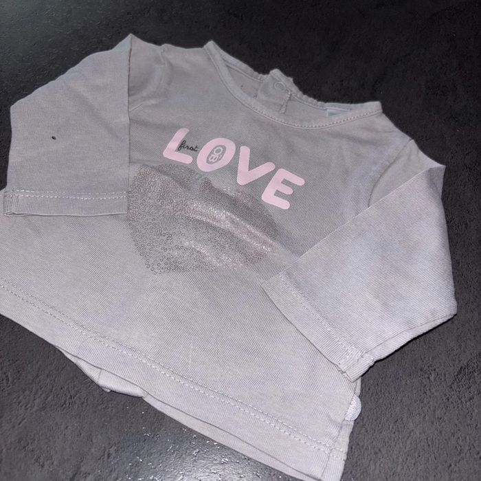 T-shirt love gris rose Obaïbi Okaïdi / 1 mois / Très bon état - photo numéro 2