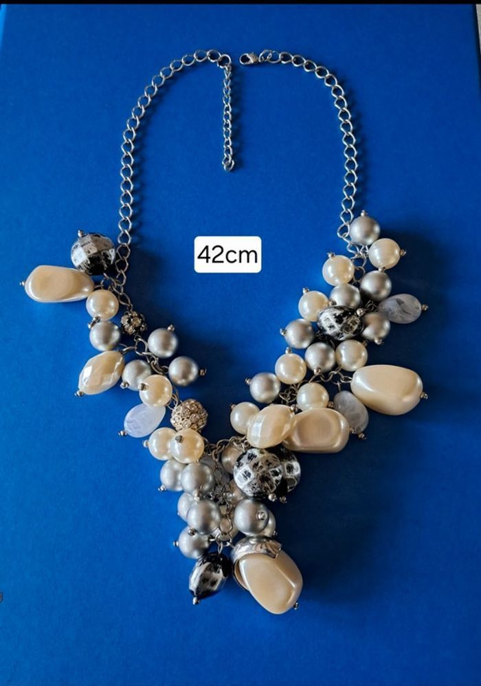 Collier court NEUF avec chaîne argentée et perles grises argentées et nacrées - photo numéro 2