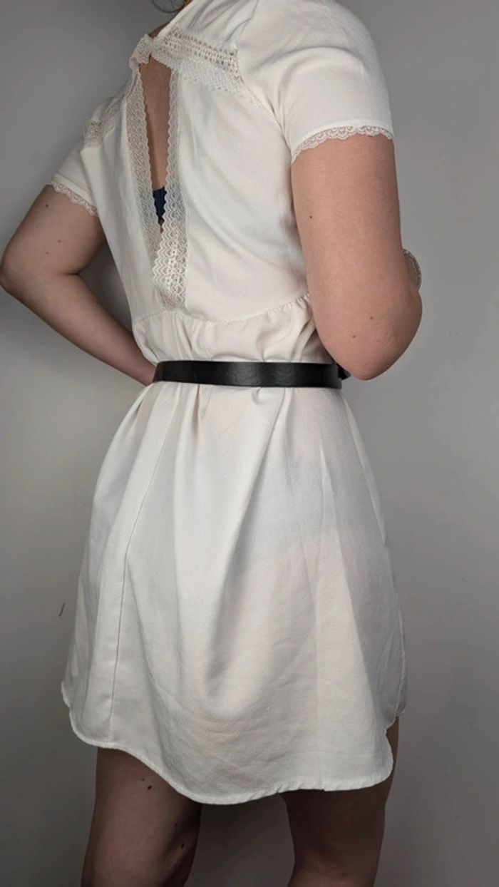 Robe blanche décolletée - photo numéro 9