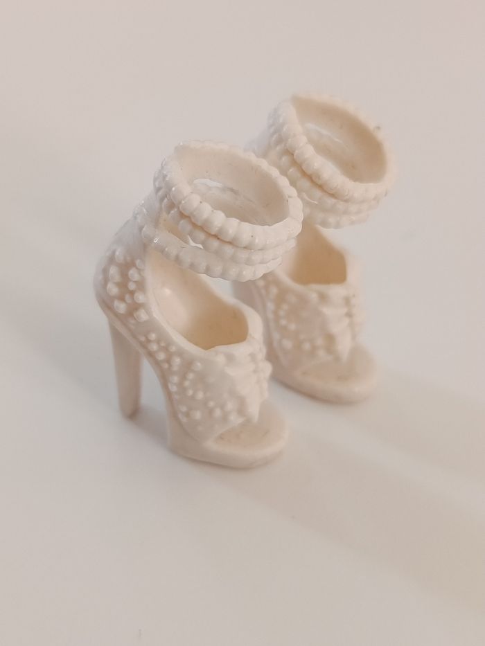 Paire de chaussures Barbie mariée - photo numéro 4