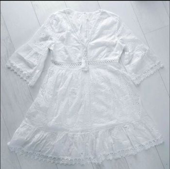 Robe blanche/crème à dentelle