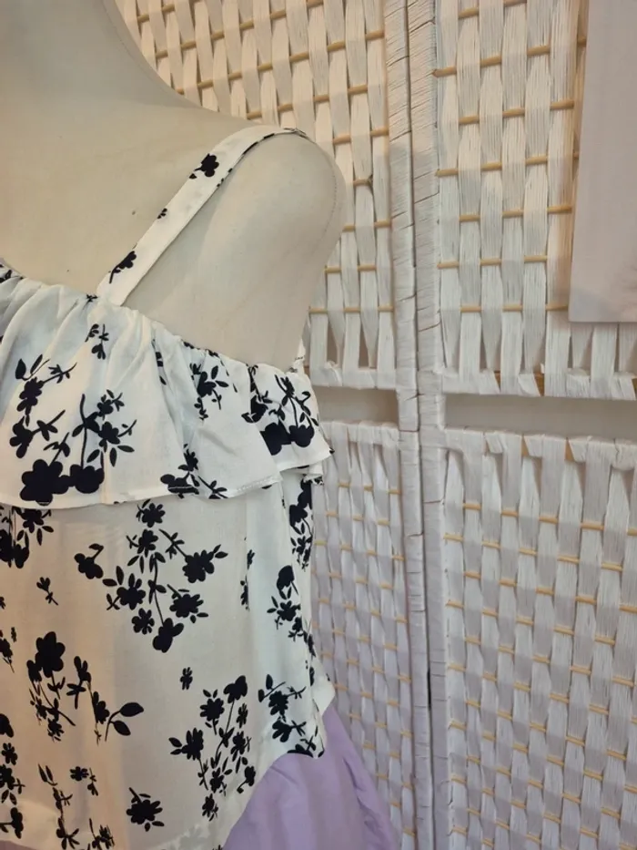 💕Joli Top blanc à fleurs asymétrique avec volant sur une épaule - femme TS / 36 Benetton 💕 - photo numéro 5