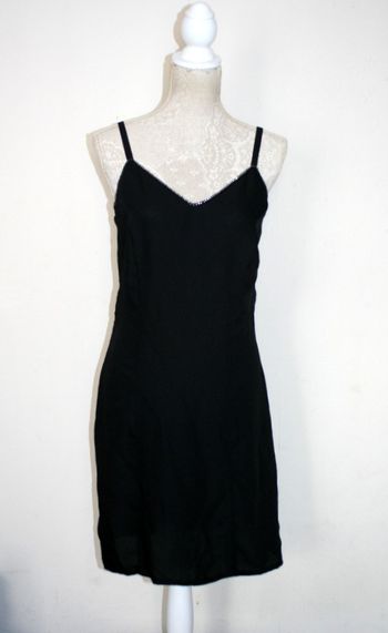 Petite robe noire avec brillants au décolleté