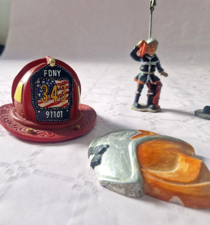 Lot petites figurine  / statuette  / bibelot , Pompier - photo numéro 6