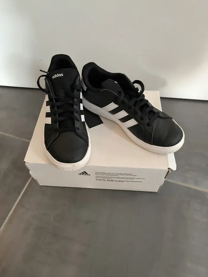 Basket adidas noire. taille 38 1/2.