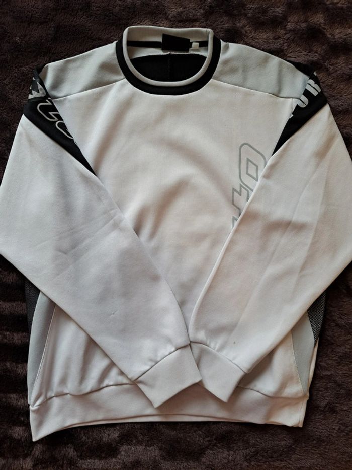 T-shirt blanc à manches longues, pour un style décontracté avec une touche d’authenticité 🌟