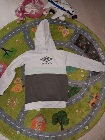 Pull umbro 9-10 garçon 👦