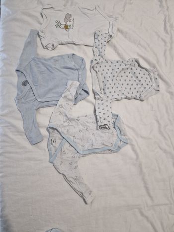 Lot 4 bodies bébé 1 mois