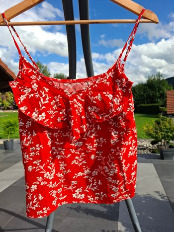 Débardeur rouge avec motif plantes blanches