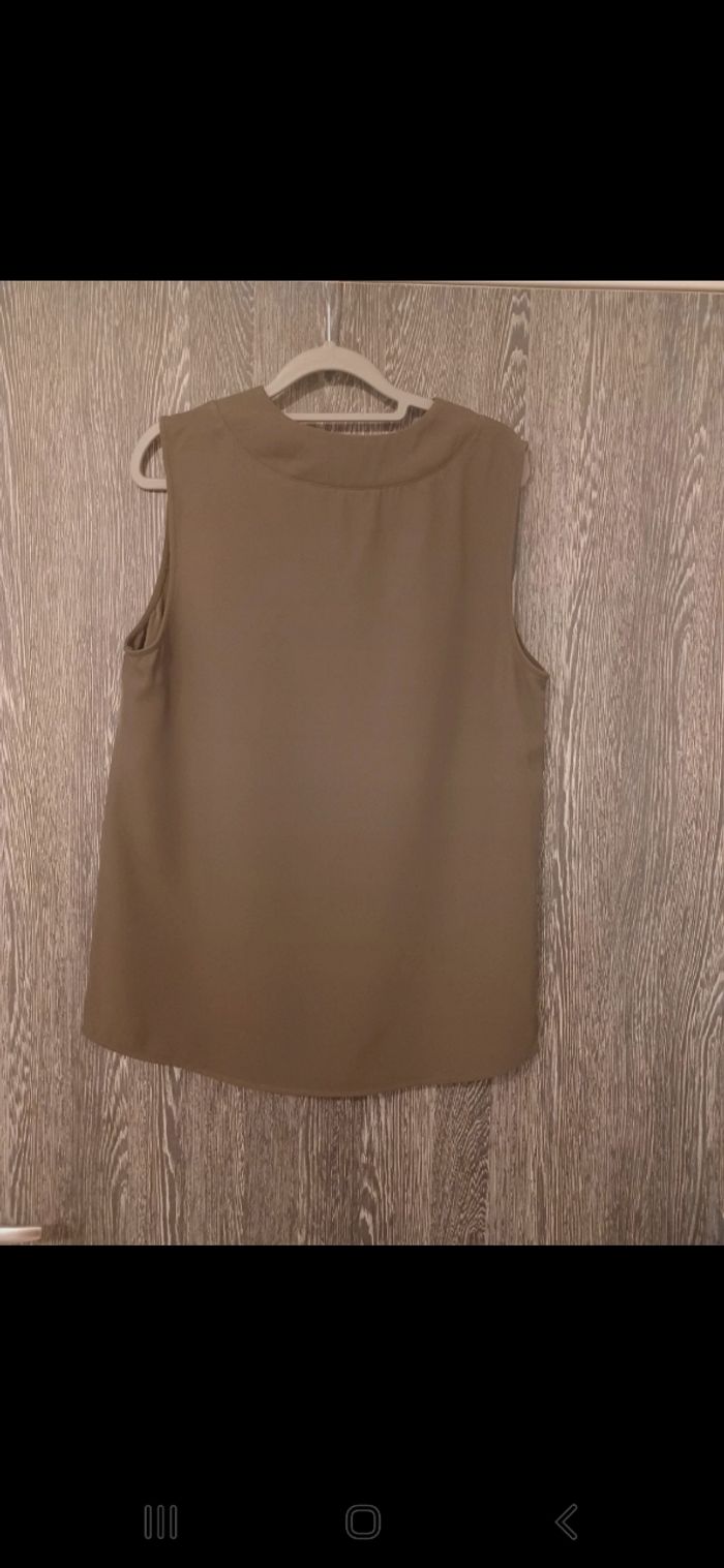 Blouse/ haut sans manches Kaki avec col v ouvert - photo numéro 2