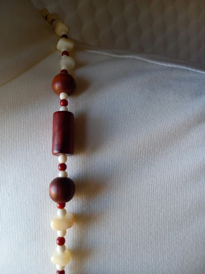 Collier fantaisie avec perles en bois - photo numéro 2