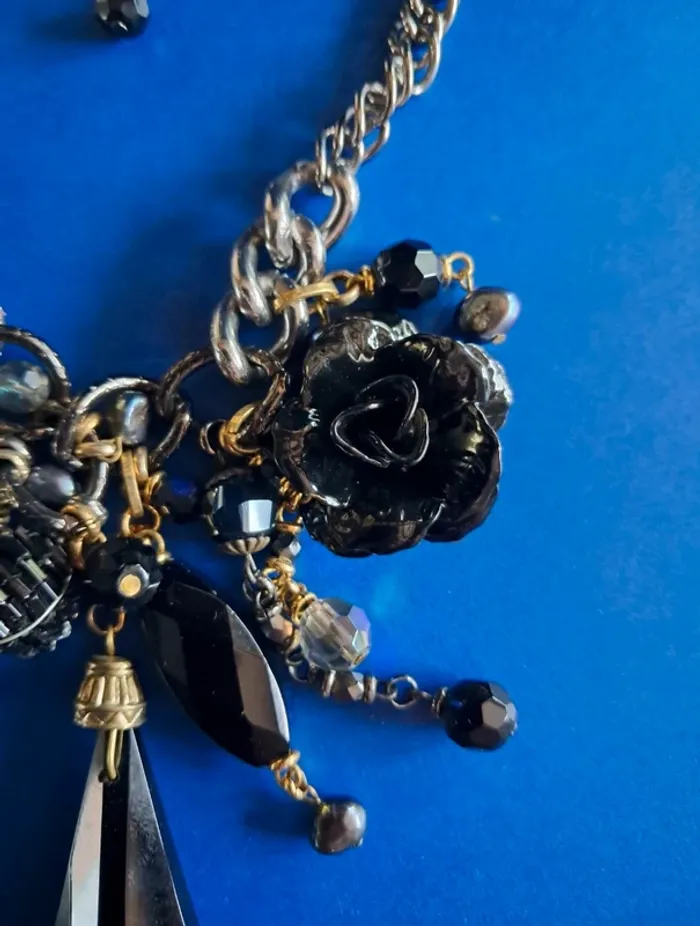 Collier long NEUF avec chaine argentée et breloques - photo numéro 6