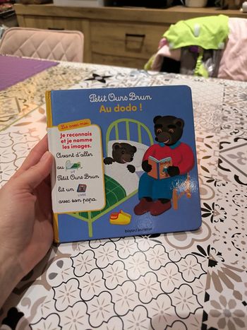 Petit ours brun au dodo