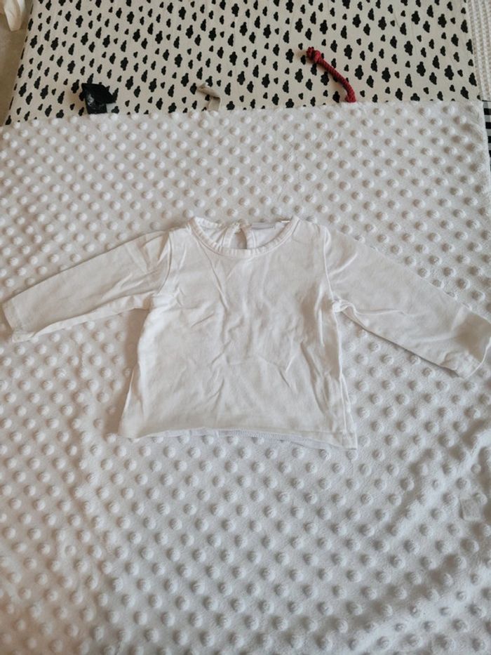 T-shirt manches longues 6 mois – Blanc avec bouton fleur au dos – Look délicat et mixte