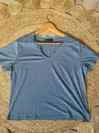 T-shirt bleu et dentelle