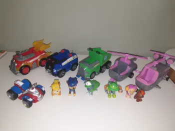 Lot  véhicules et figurines