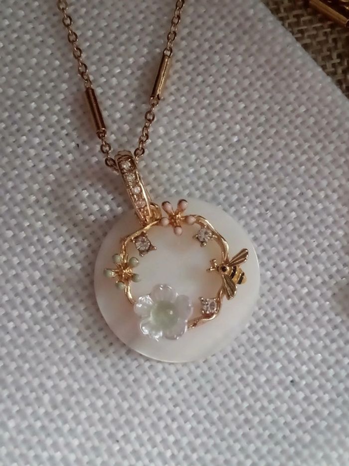 Collier champêtre en n'acre , cercle abeille , pierres aventurine et jade