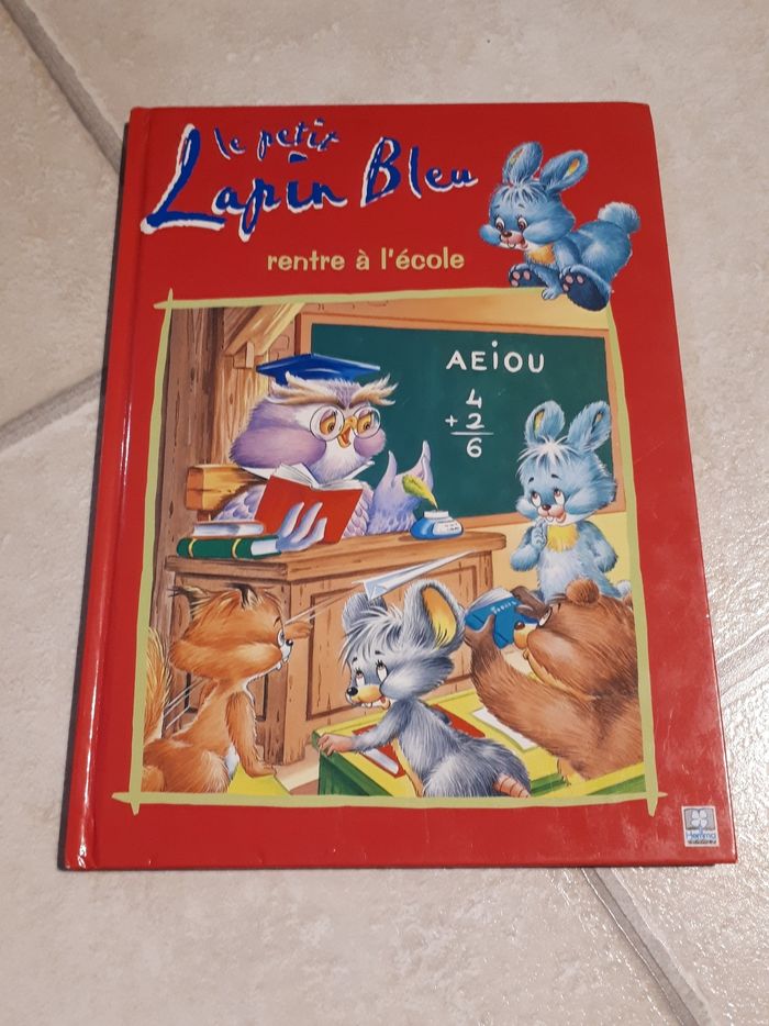 Le petit lapin bleu rentre à l'école